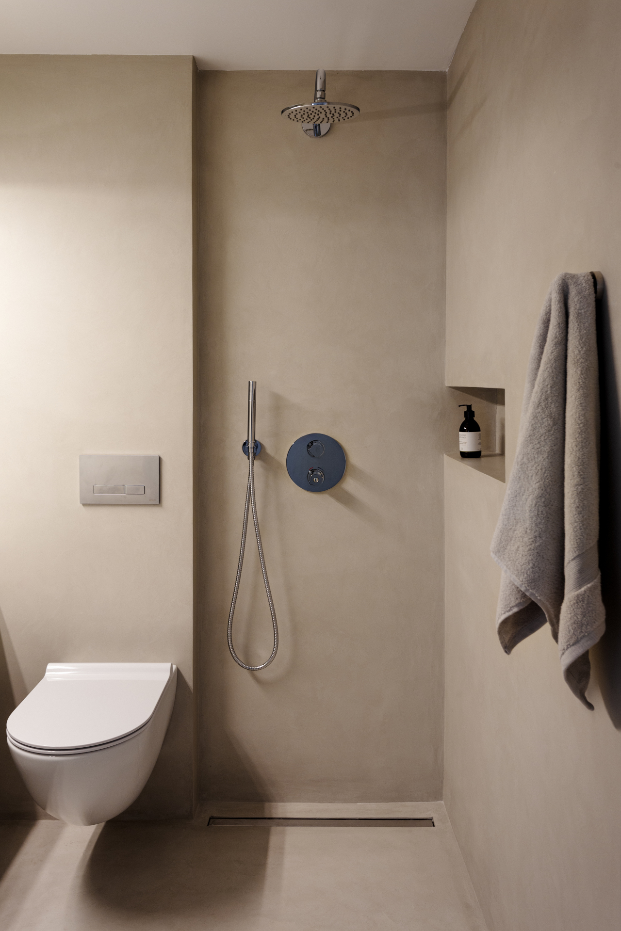 functional bathroom material selection